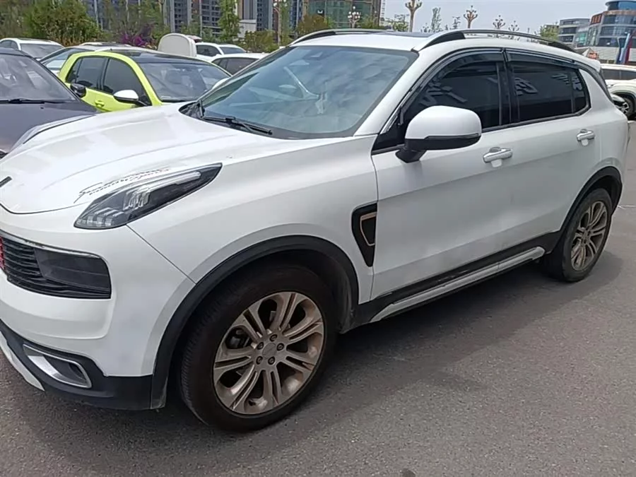 Lynk & Co 01