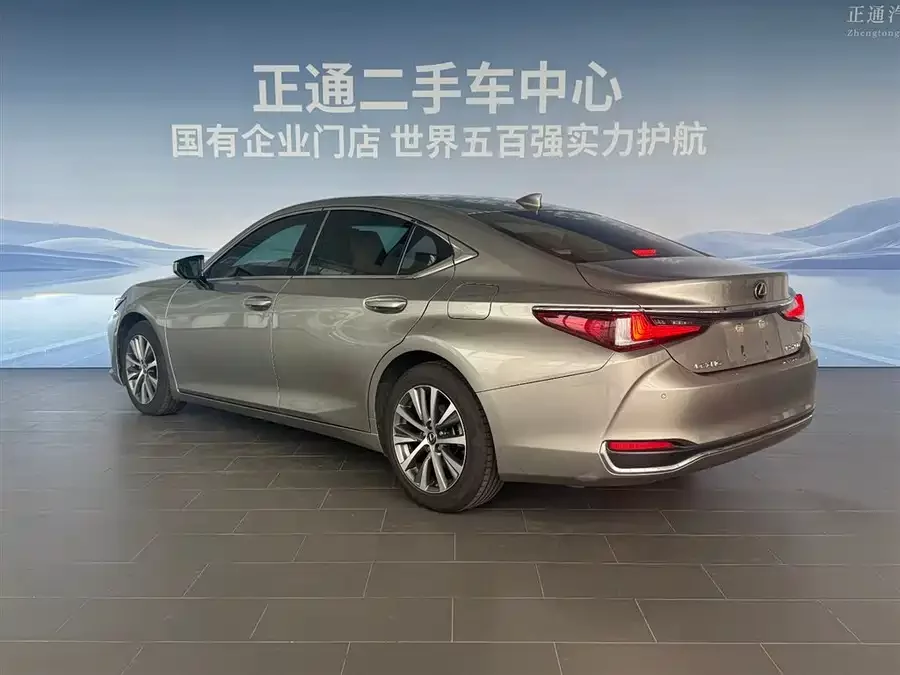 Lexus ES