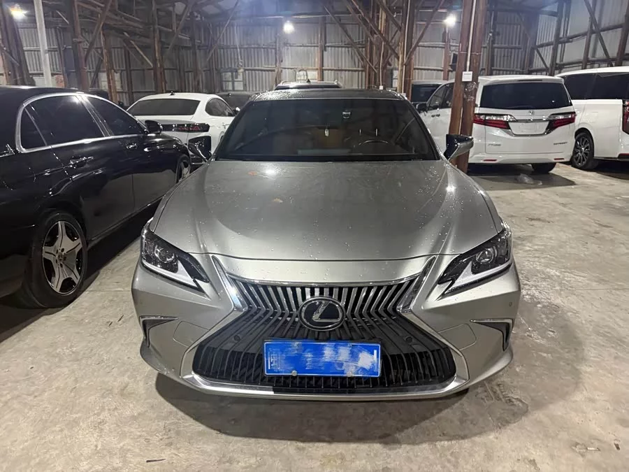 Lexus ES