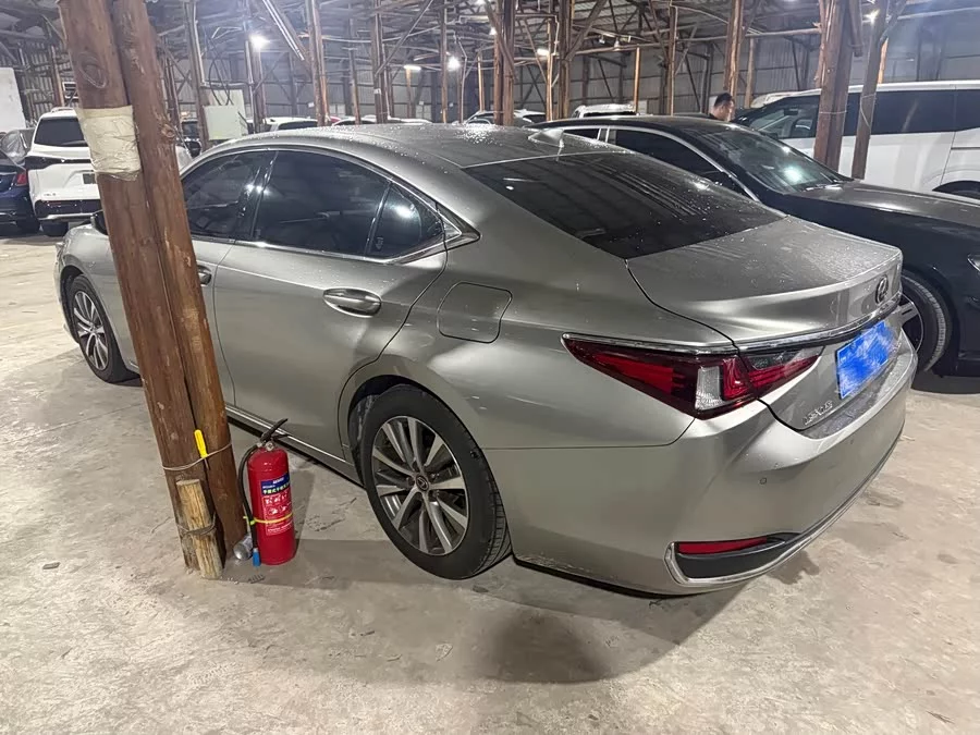 Lexus ES