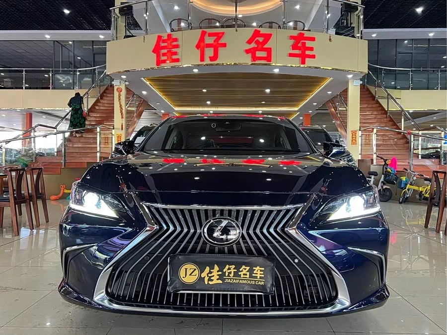 Lexus ES