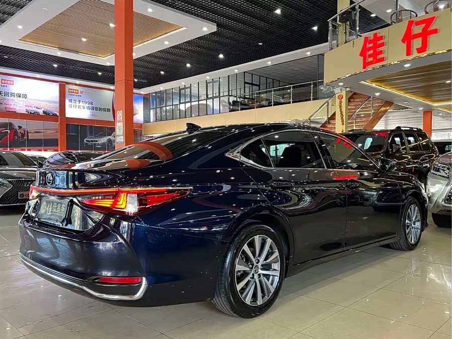 Lexus ES