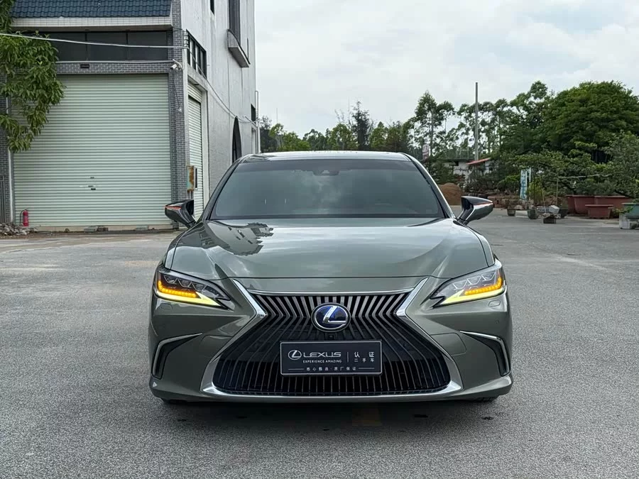 Lexus ES