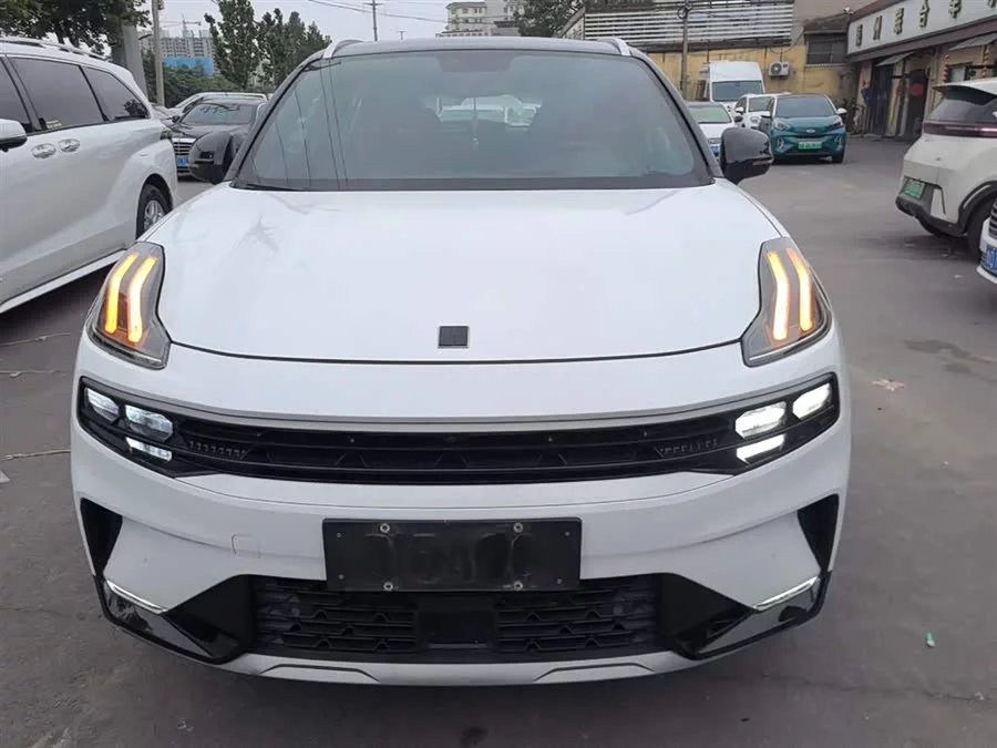Lynk & Co 06