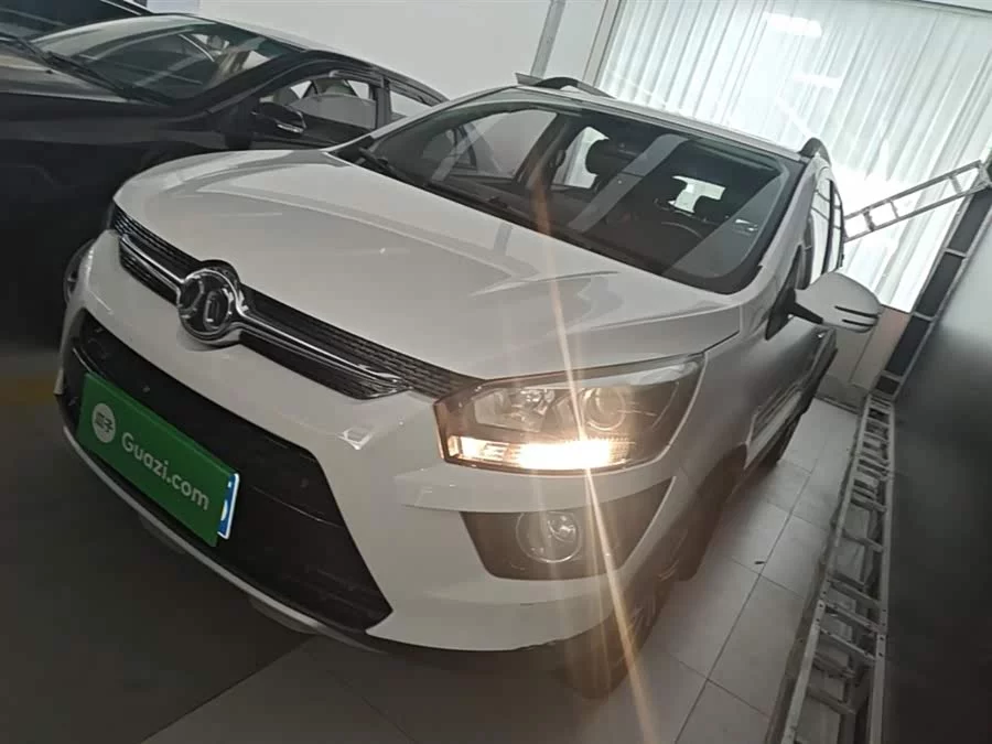 BAIC Saab X25