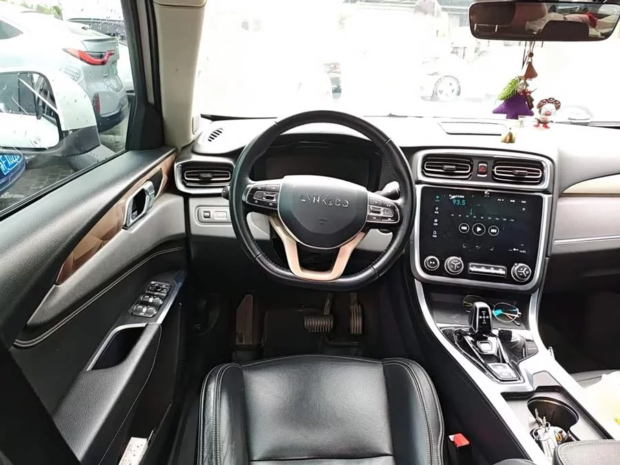 Lynk & Co 01