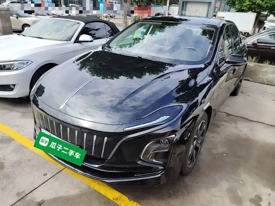 Hongqi E-QM5