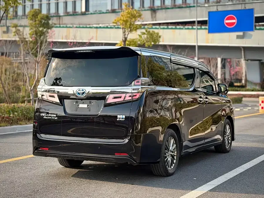 Toyota Crown Vellfire