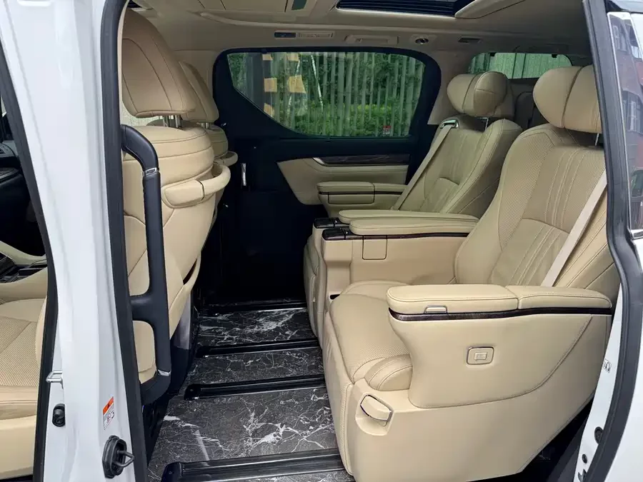 Toyota Crown Vellfire
