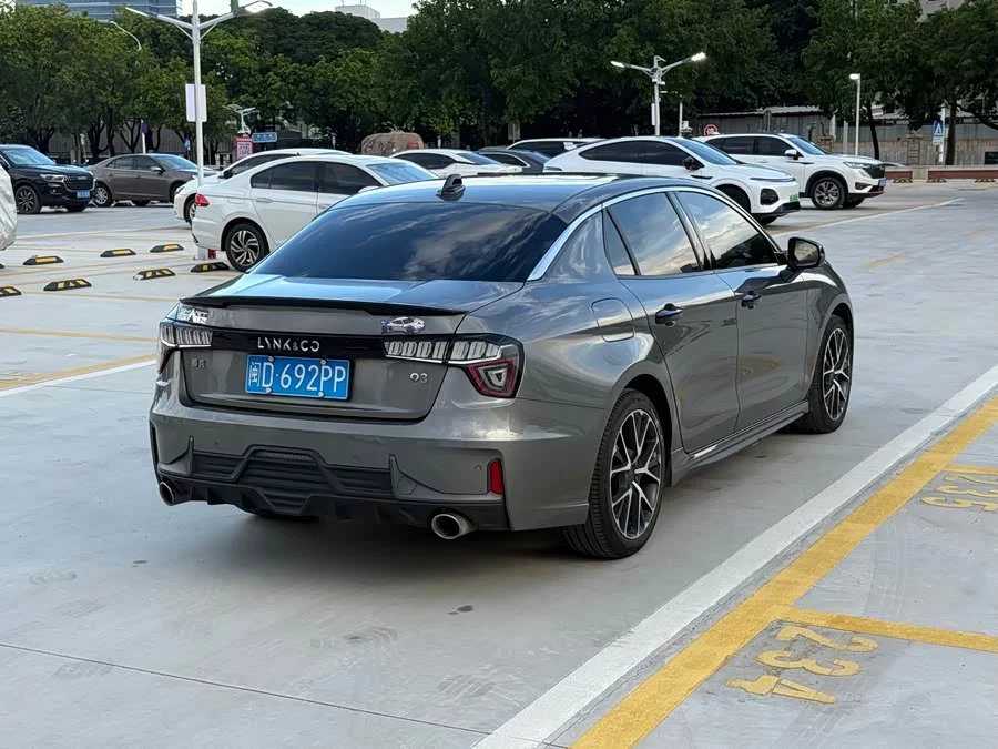 Lynk & Co 03