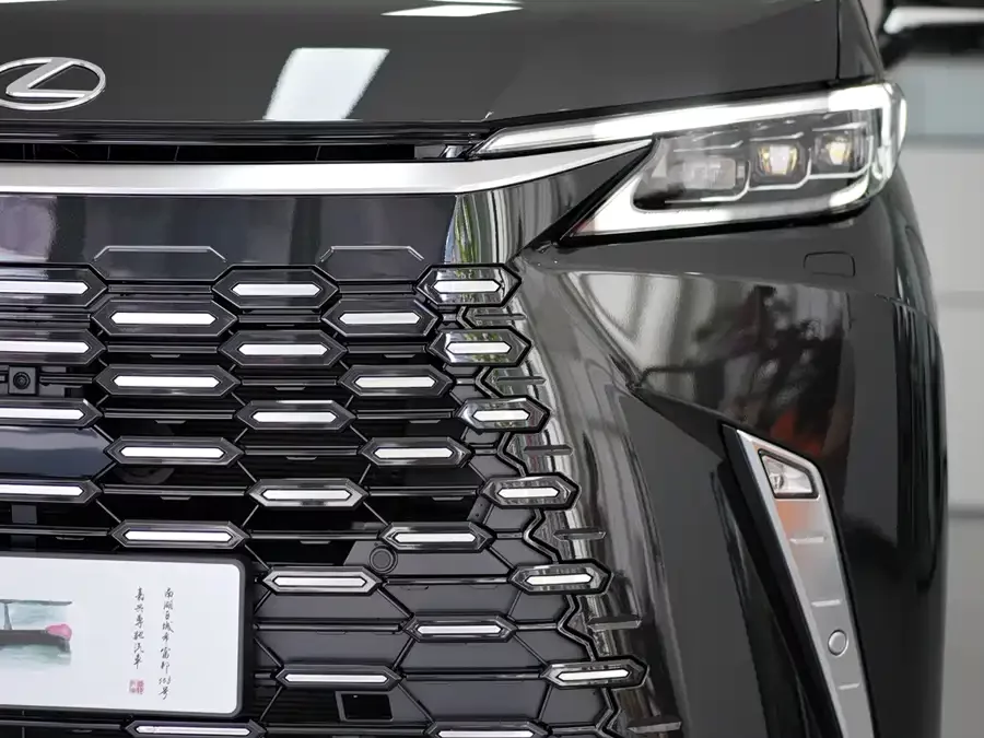 Lexus LM
