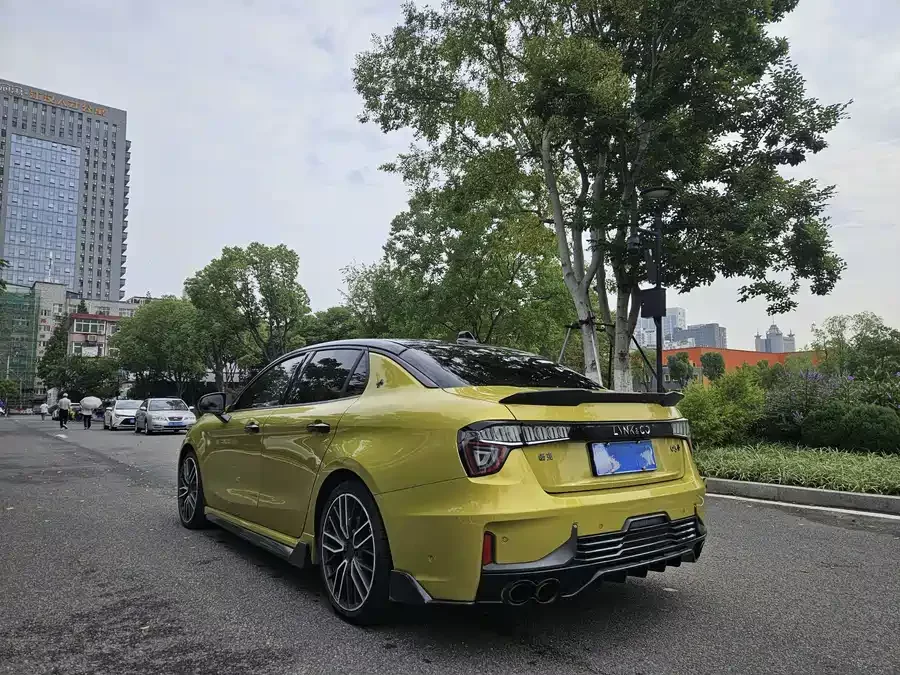 Lynk & Co 03