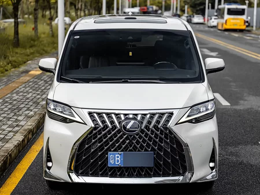 Lexus LM