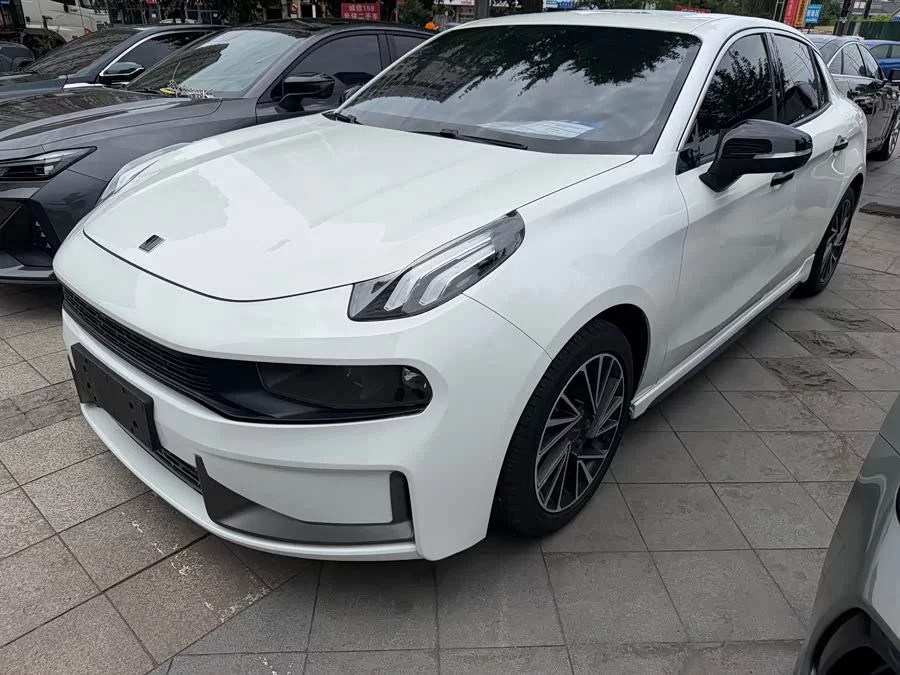 Lynk & Co 03