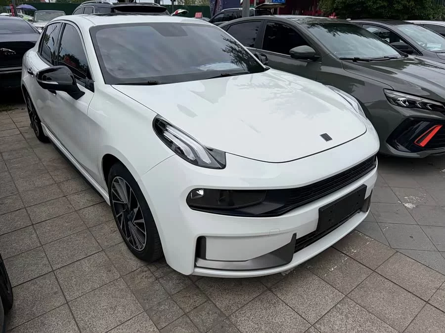 Lynk & Co 03