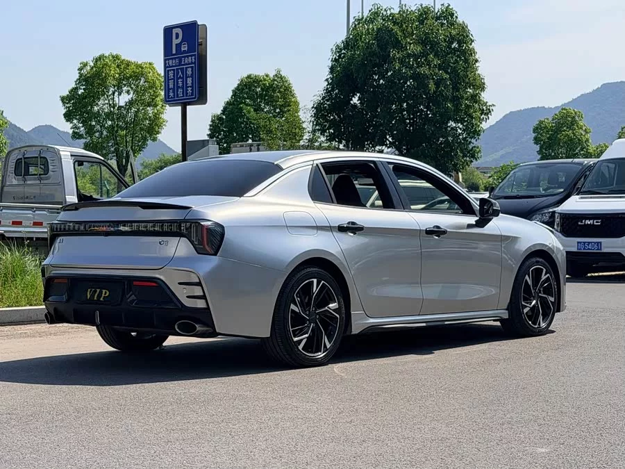 Lynk & Co 03
