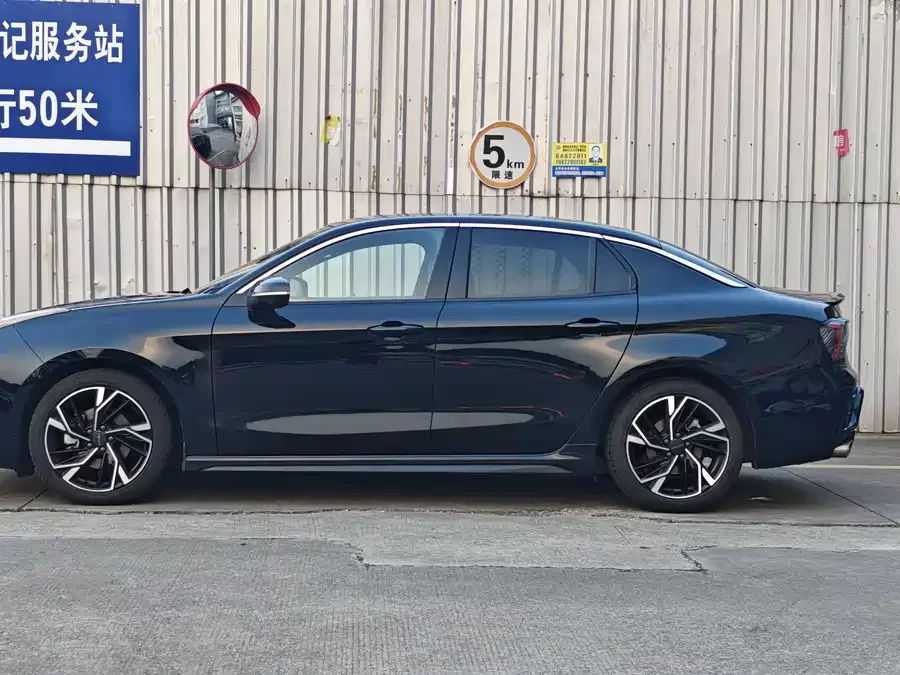 Lynk & Co 03