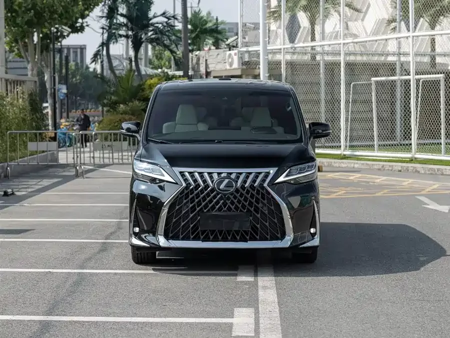Lexus LM