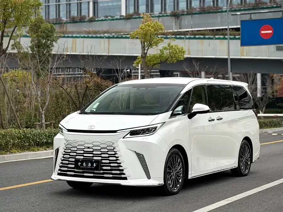 Lexus LM