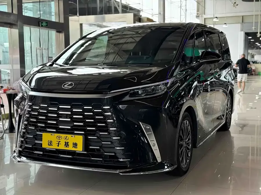 Lexus LM