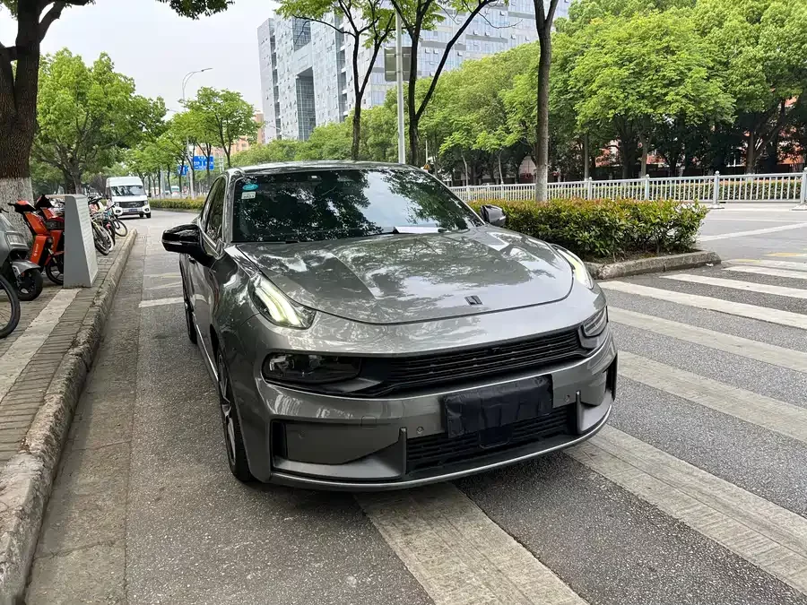 Lynk & Co 03