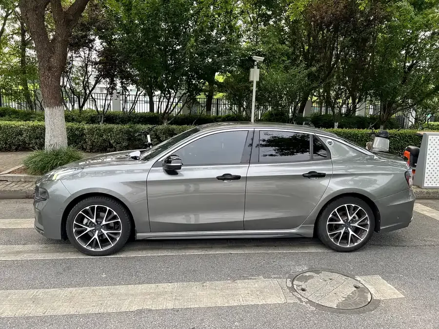 Lynk & Co 03