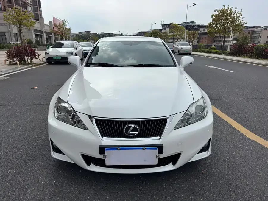 Lexus IS
