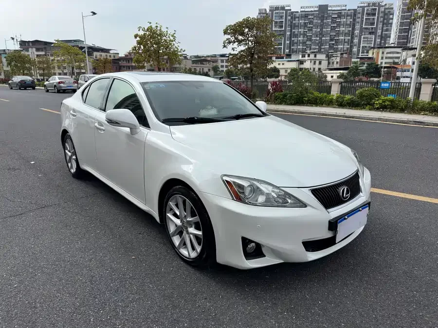 Lexus IS