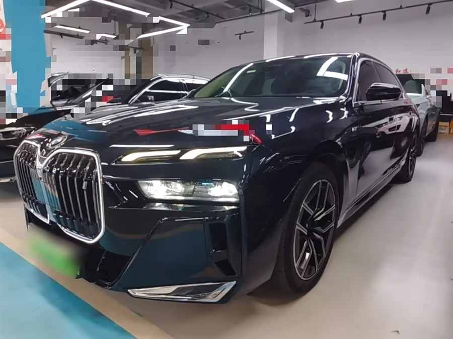BMW i7