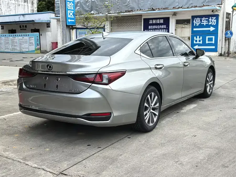 Lexus ES
