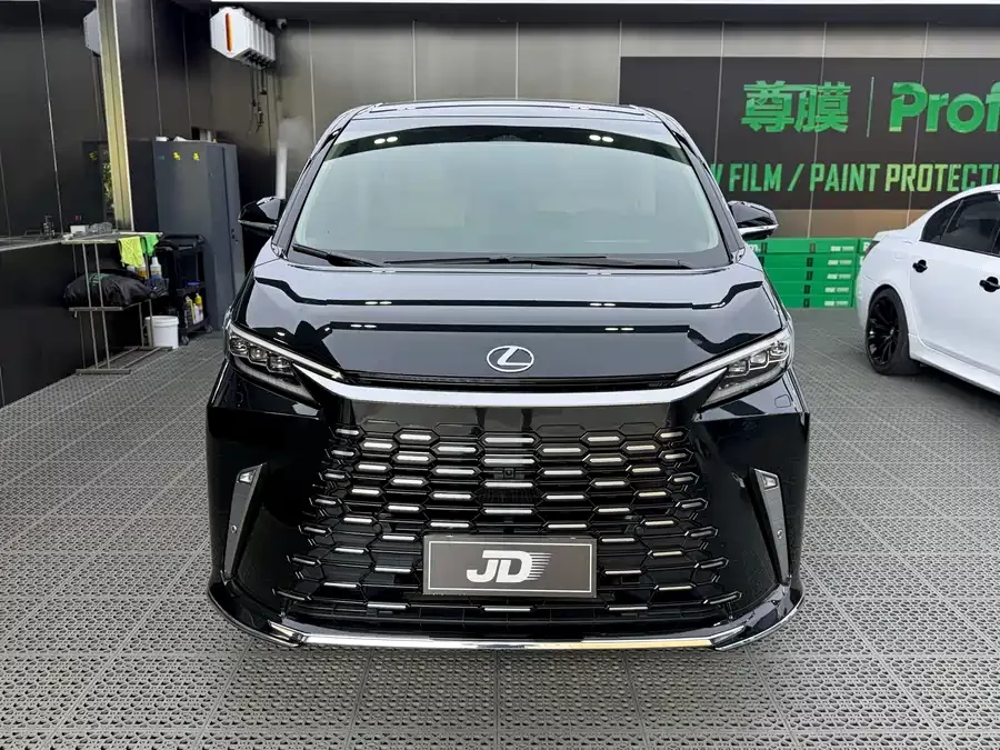 Lexus LM