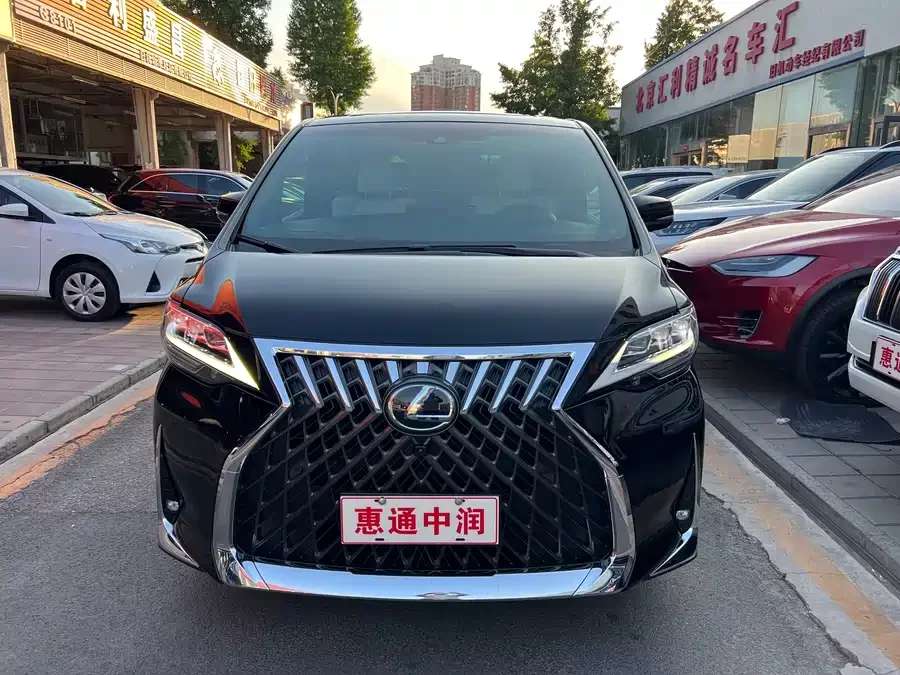 Lexus LM