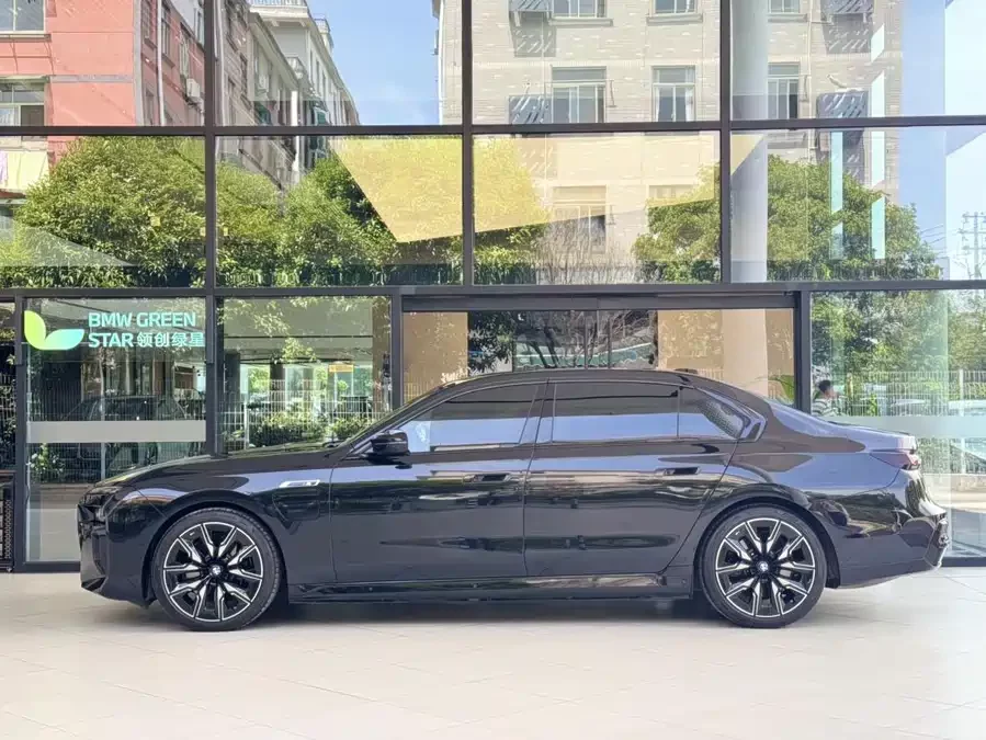 BMW i7 M70L