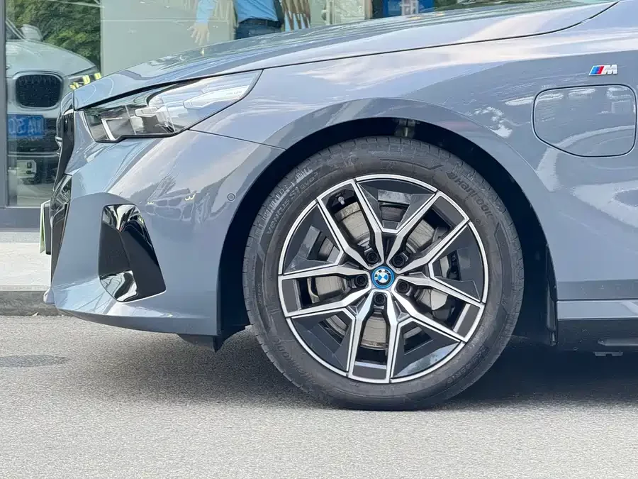 BMW i5