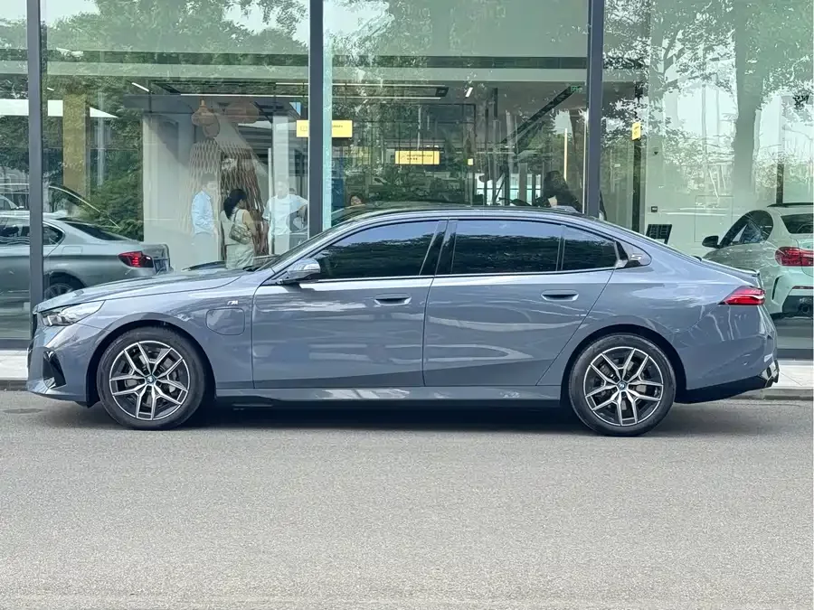BMW i5
