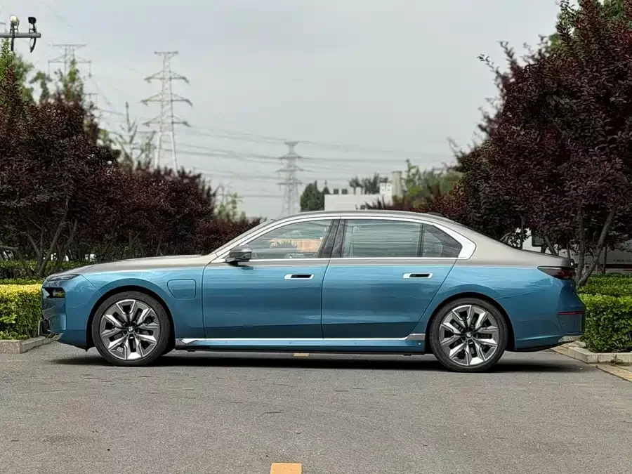 BMW i7