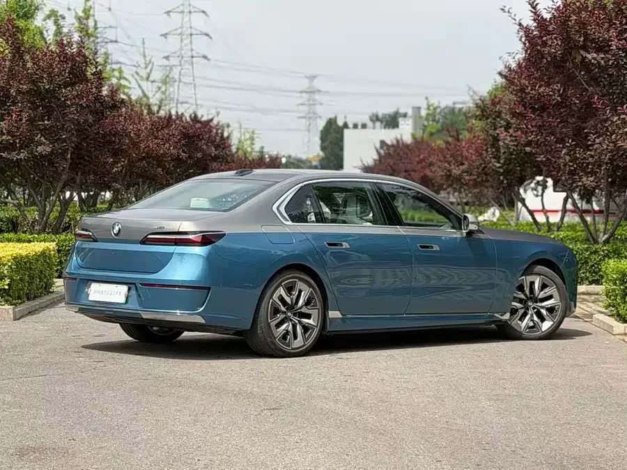 BMW i7