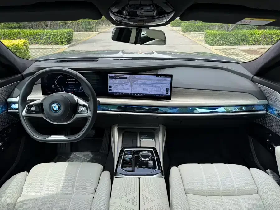 BMW i7