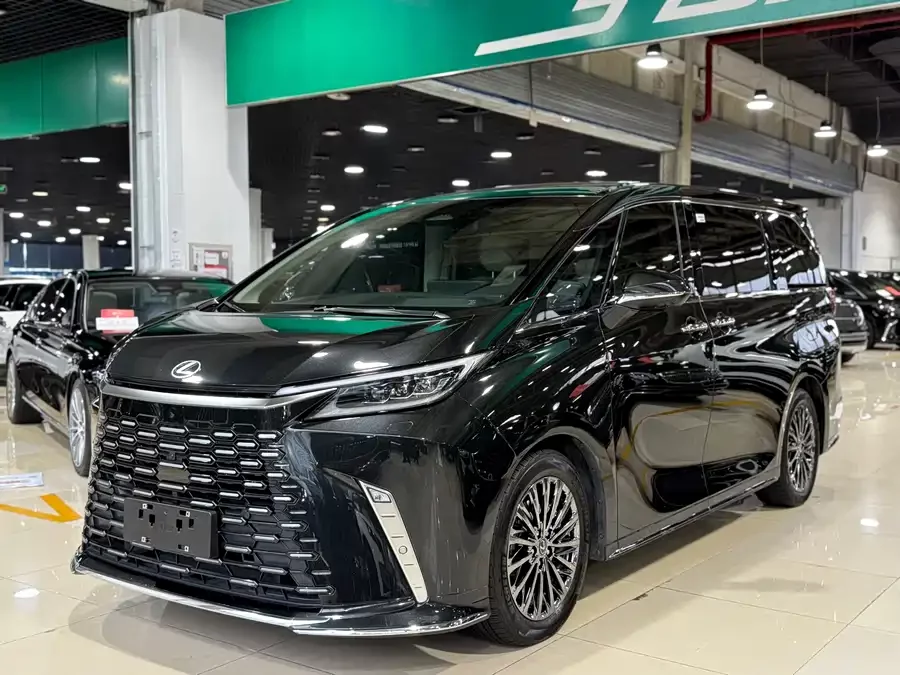 Lexus LM