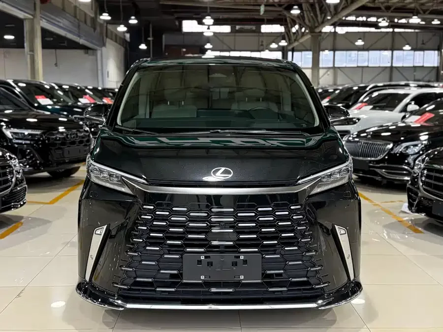 Lexus LM