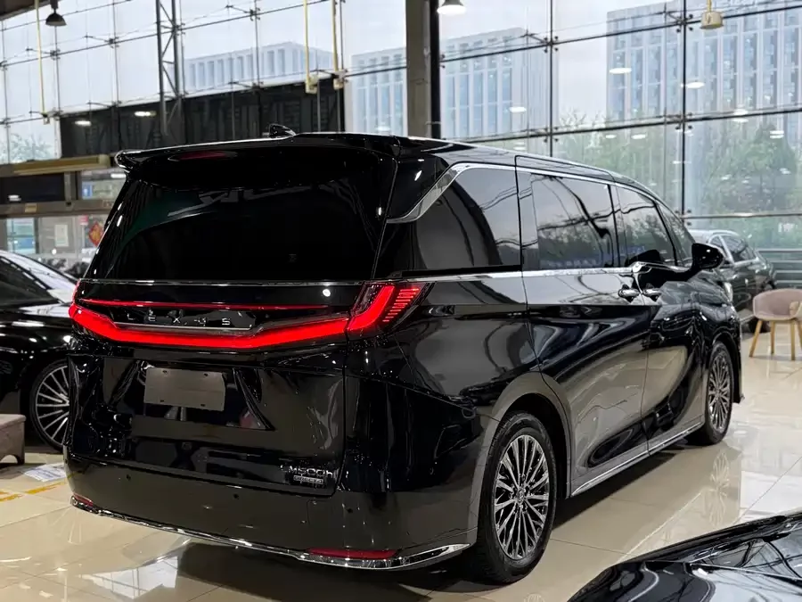 Lexus LM