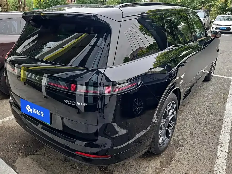Lynk & Co 900