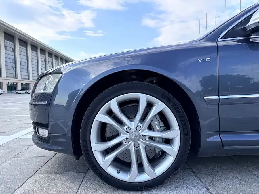 Audi S8