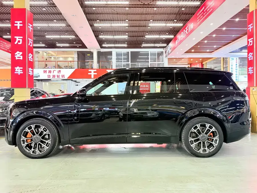 Lynk & Co 900