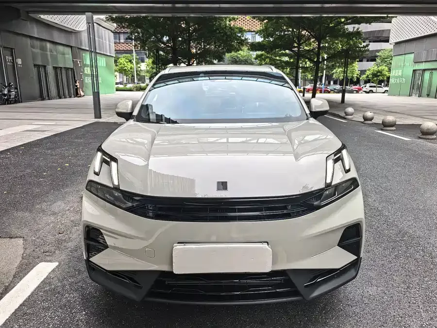 Lynk & Co 06