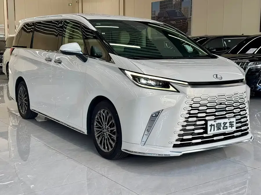 Lexus LM