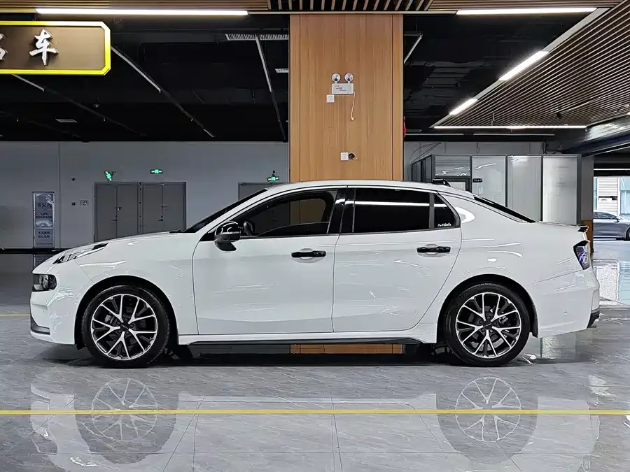 Lynk & Co 03