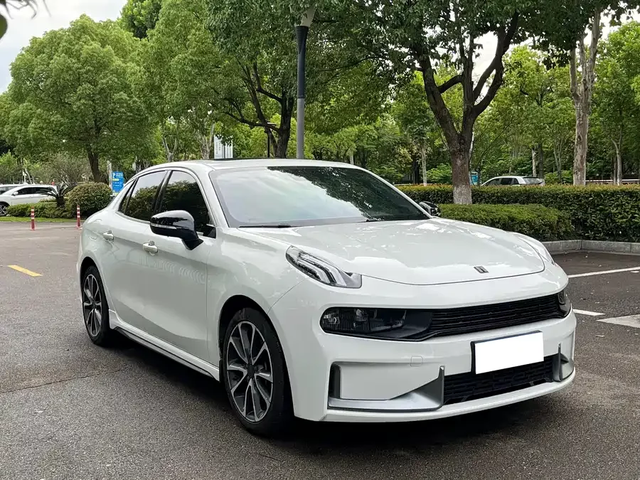 Lynk & Co 03
