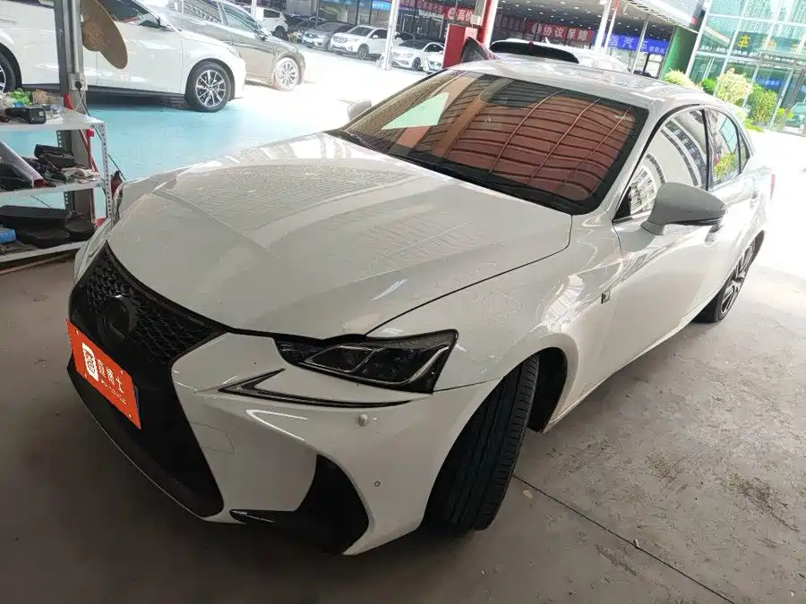 Lexus IS