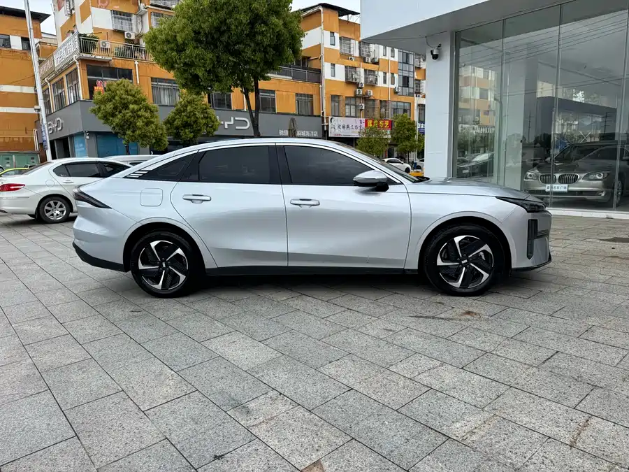 Geely Galaxy L6